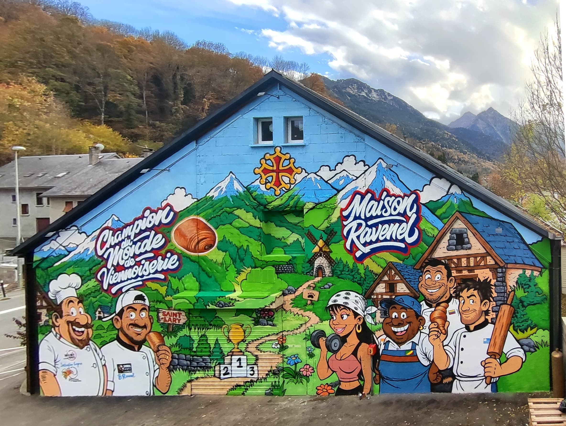 Artiste graffiti realisant fresque murale dans villa a Lyon